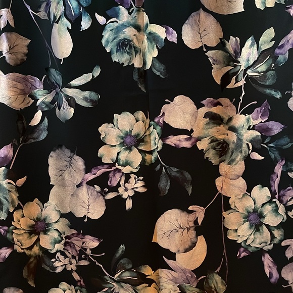 New York and Company, Green stretch, floral, print dress, shiny flowers, size M - Picture 4 of 8